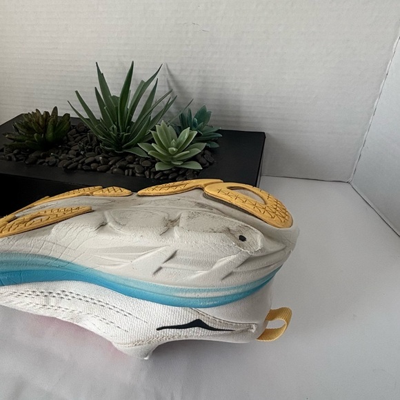 HOKA WOMENS BONDI RUNNING SHOES COLOR WHITE AND BLUE, PINK LACES SZ 9 - Picture 6 of 8